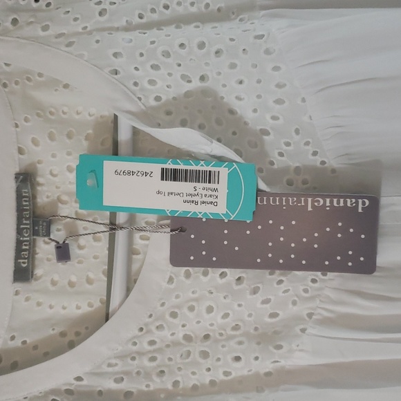 White blouse - Picture 2 of 6